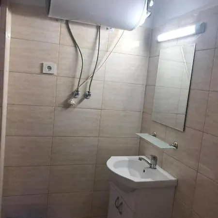 Garsoniera Adi