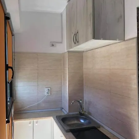 Garsoniera Adi Apartmán *