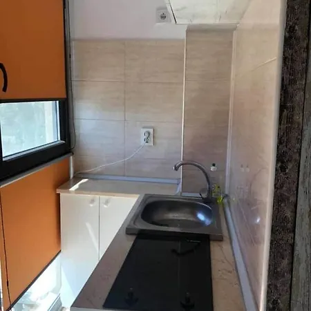 Garsoniera Adi Apartmán *